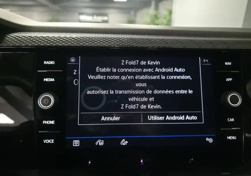 Écran tactile central de la Volkswagen Polo gris 2025 affichant la connexion Android Auto en cours.