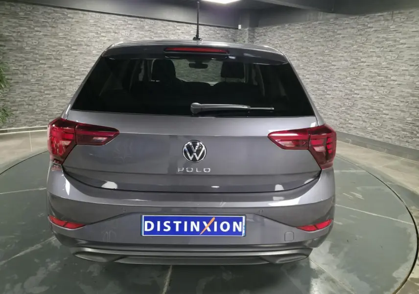 Vue arrière d'une Volkswagen Polo gris métallisé 2025 avec feux arrière LED et logo VW bien visible.