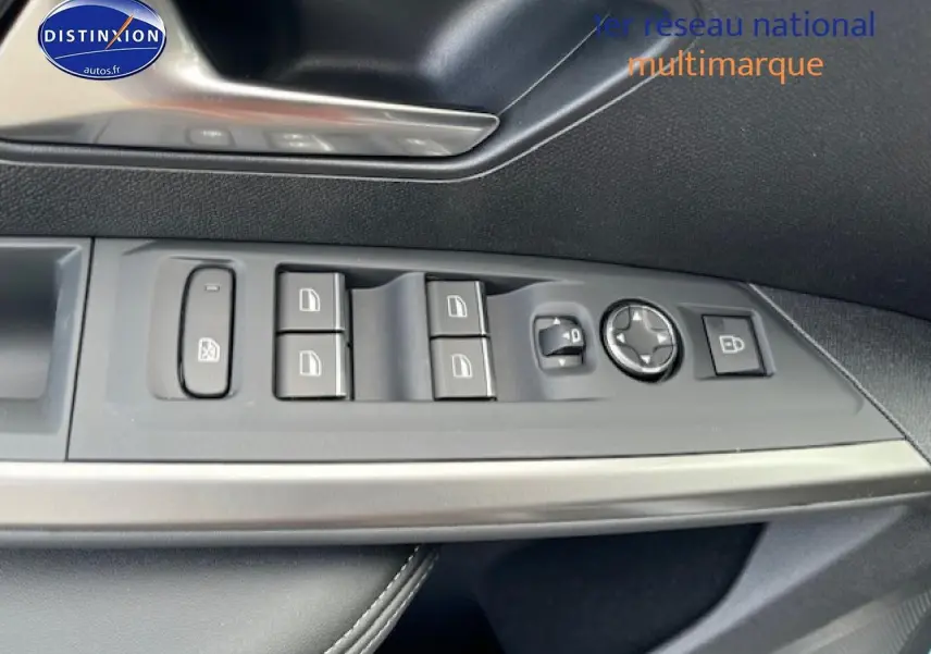 Gros plan sur la commande des vitres et rétroviseurs côté conducteur du Peugeot 3008 gris Artense 2025.