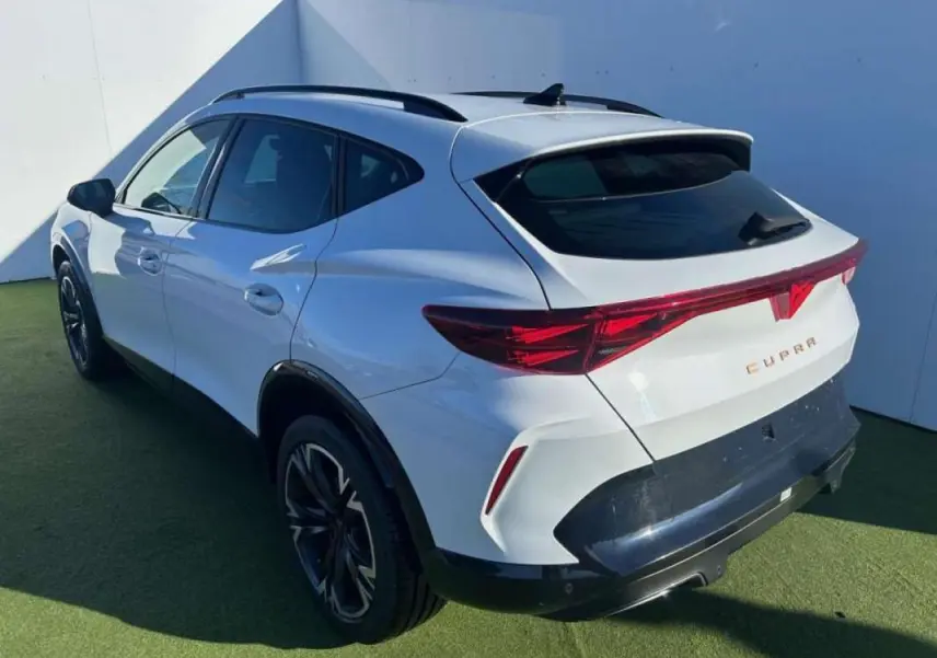 Vue 3/4 arrière droite du CUPRA Formentor blanc 2025 avec feux arrière reliés et jantes noires distinctives.