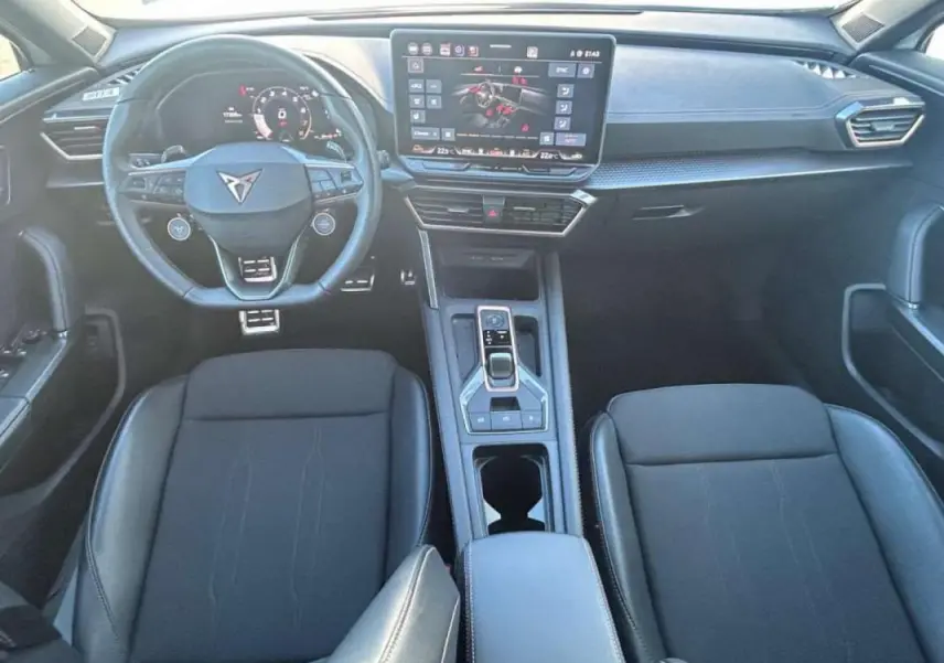 Vue intérieure du tableau de bord et console centrale du CUPRA Formentor 2025, avec écran tactile et volant multifonction noir.