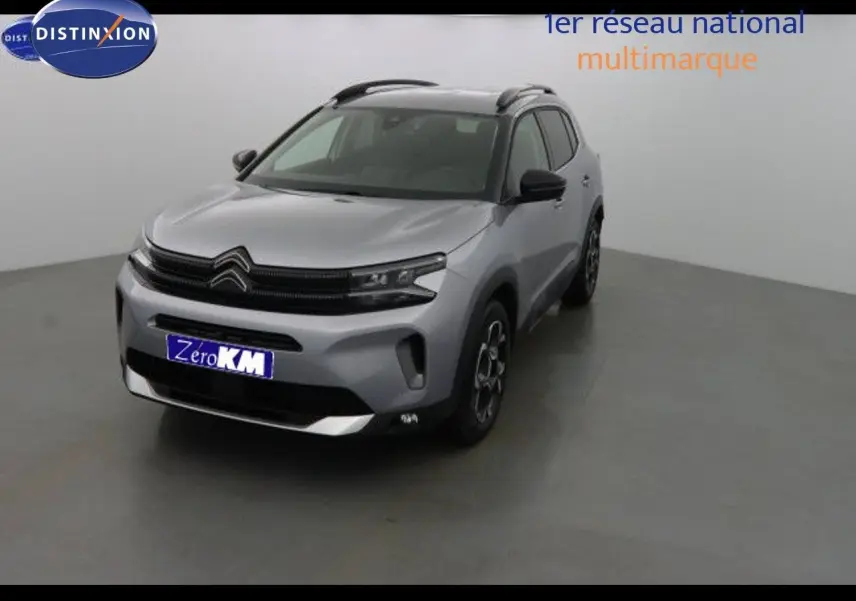Citroën C5 Aircross gris Artense métal en 3/4 avant droit dans un studio lumineux sans décor.