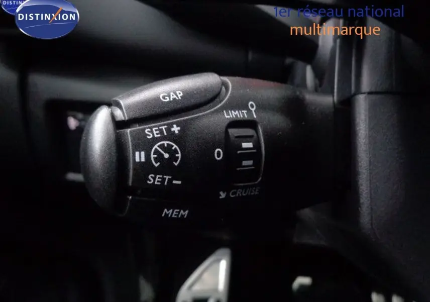 Gros plan sur la commande de régulateur de vitesse du Citroën C5 Aircross 2022 en cuir minoir gris artense metal.