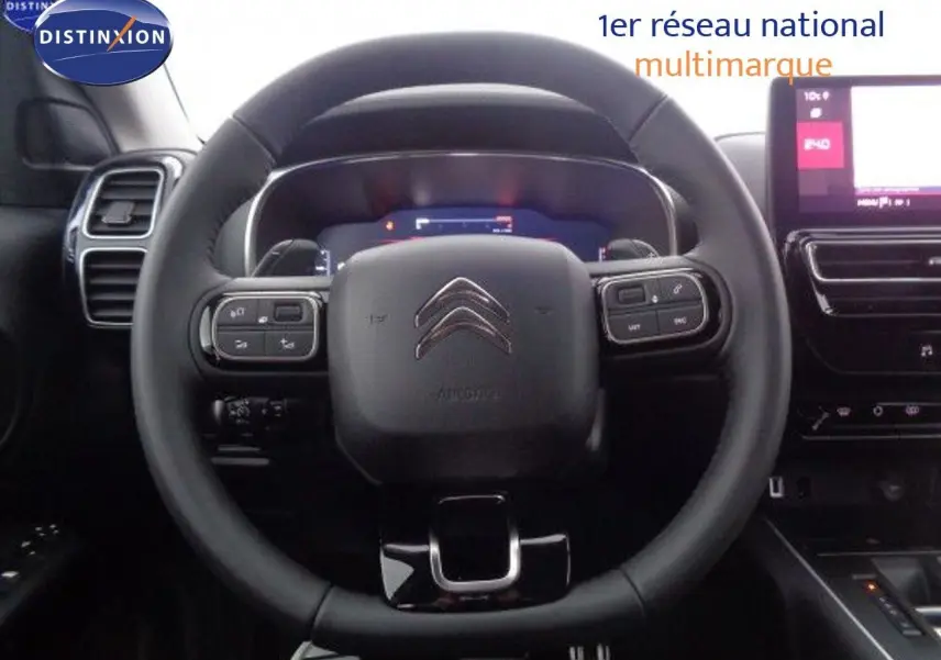 Vue rapprochée du volant cuir noir et tableau de bord digital du Citroën C5 Aircross gris Artense 2022 finition Shine.