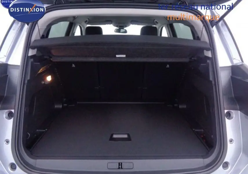 Coffre ouvert du Citroën C5 Aircross gris Artense métal, vue arrière montrant l'espace de chargement vide et la tablette cache-bagages.