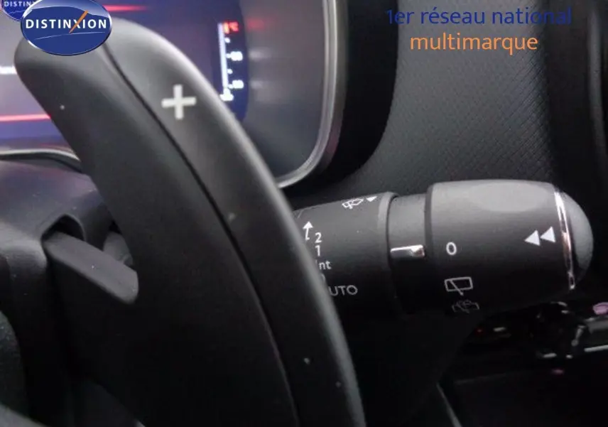 Gros plan sur la palette de changement de vitesses "+" et le commodo d'essuie-glace du Citroën C5 Aircross 2022 gris Artense.