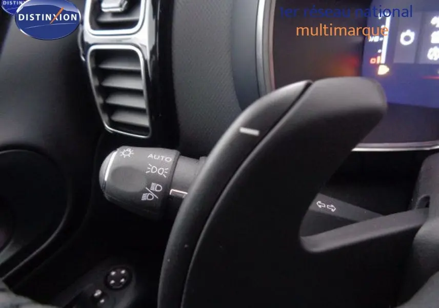Gros plan sur la commande des phares à gauche du volant dans l'habitacle du Citroën C5 Aircross gris 2022.