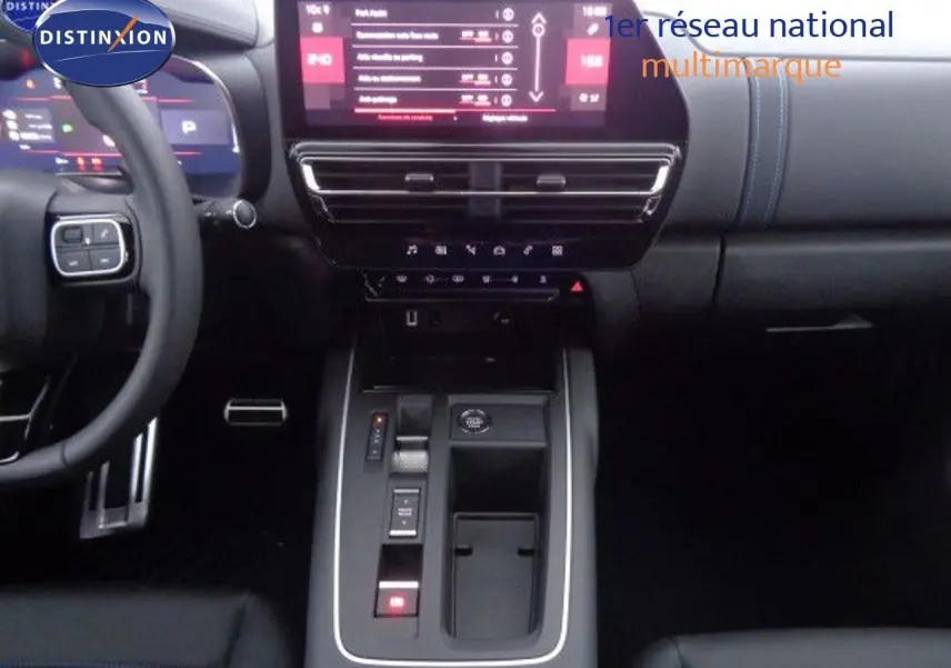 Intérieur du Citroën C5 Aircross 2022, vue centrale sur la console et l'écran tactile avec finitions noires et surpiqûres bleues.