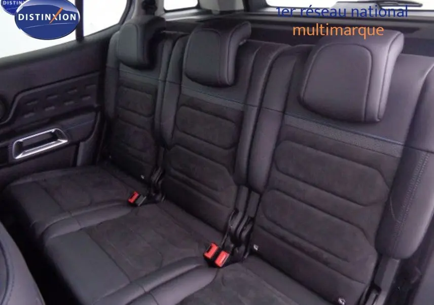 Vue intérieure sur la banquette arrière en cuir noir du Citroën C5 Aircross 2022 finition Shine.