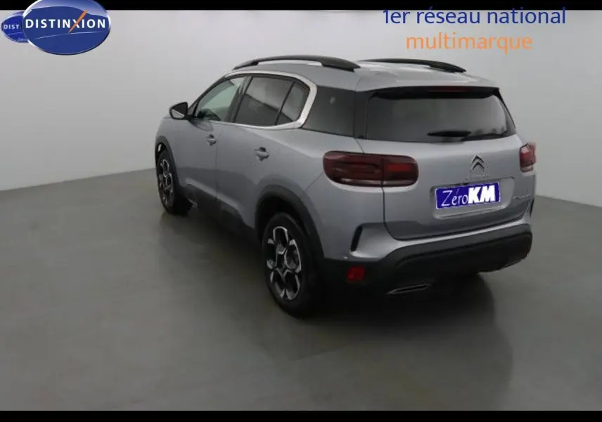 Citroën C5 Aircross gris Artense métal vu en 3/4 arrière droit dans un studio lumineux, avec jantes bi-ton.
