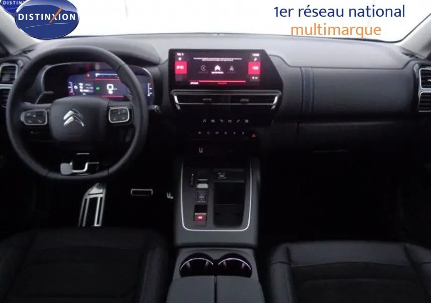 Vue intérieure frontale du tableau de bord et volant du Citroën C5 Aircross 2022, ambiance noire moderne.