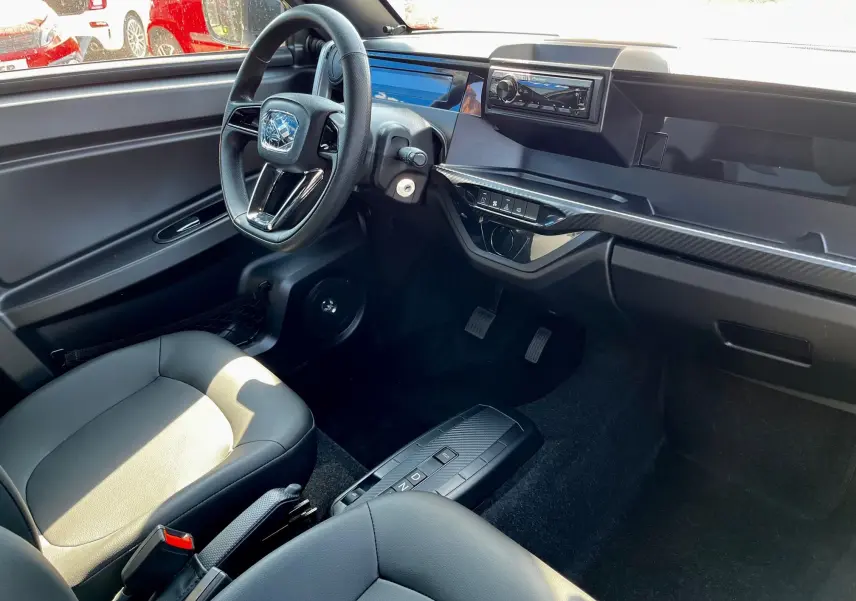 Vue 3/4 avant d'une LIGIER Myli I.DEL 8KWH noire intense électrique, avec phares ronds et calandre noire brillante.