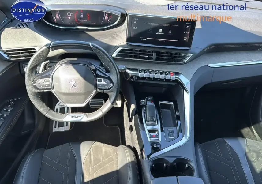 Intérieur du Peugeot 3008 2022 noir métal, vue plongeante sur le volant cuir et la console centrale moderne.