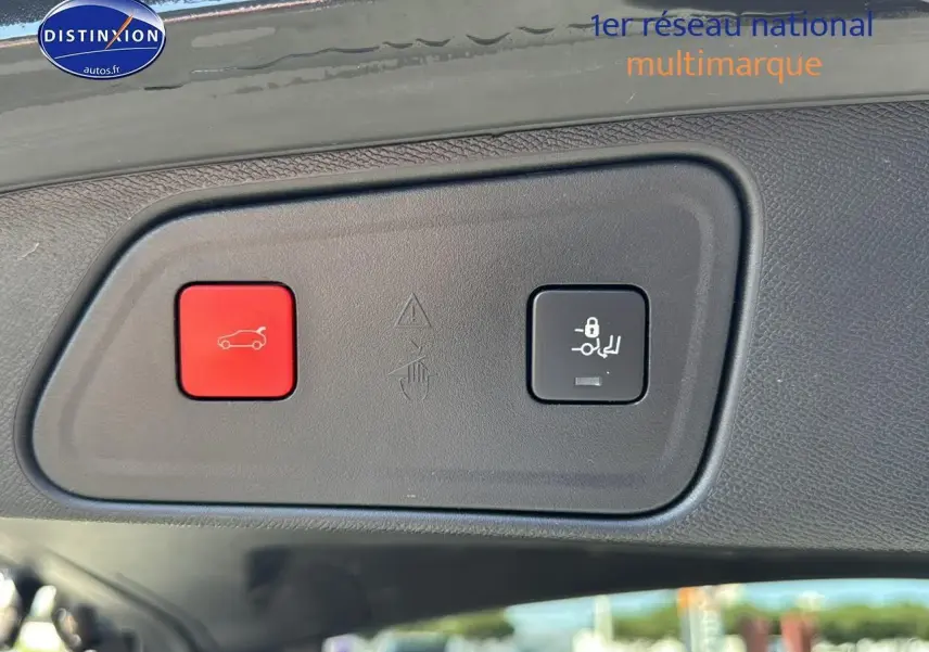 Boutons rouges et noirs de commande d'ouverture et de verrouillage du coffre sur Peugeot 3008 noir métal 2022.