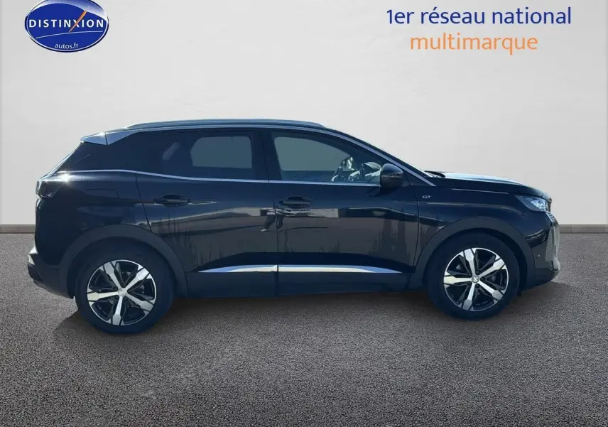 Profil côté gauche d'un Peugeot 3008 noir métal 2022 GT Pack avec jantes alliage et vitres surteintées.
