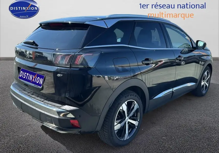 Vue 3/4 arrière droite d'un Peugeot 3008 noir métal avec jantes alu et feux arrière LED distinctifs.