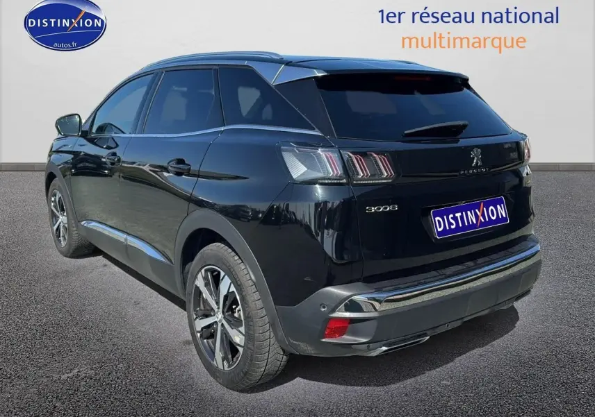 Vue 3/4 arrière droite d'un Peugeot 3008 noir métal 2022 avec feux LED et jantes alu distinctives.