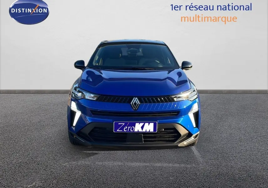 Vue avant du Renault Captur E-Tech hybride 2025 en bleu Iron Metal avec toit noir et feux LED allumés.