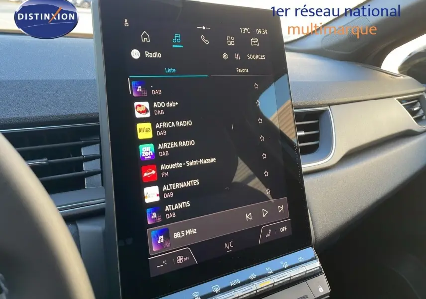 Écran tactile central affichant les radios DAB dans l'habitacle du Renault Captur bleu Iron Metal 2025.