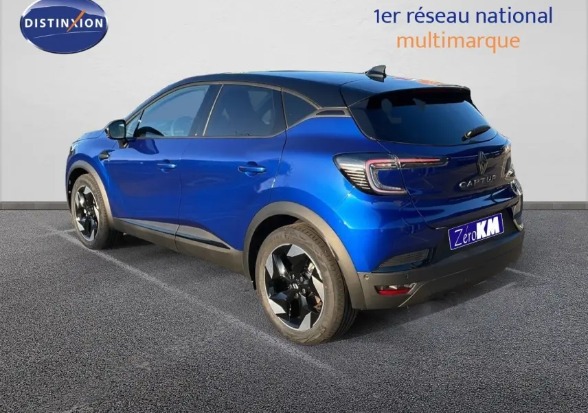 Renault Captur E-Tech hybride 2025 bleu Iron Metal avec toit noir, vue 3/4 arrière côté gauche.