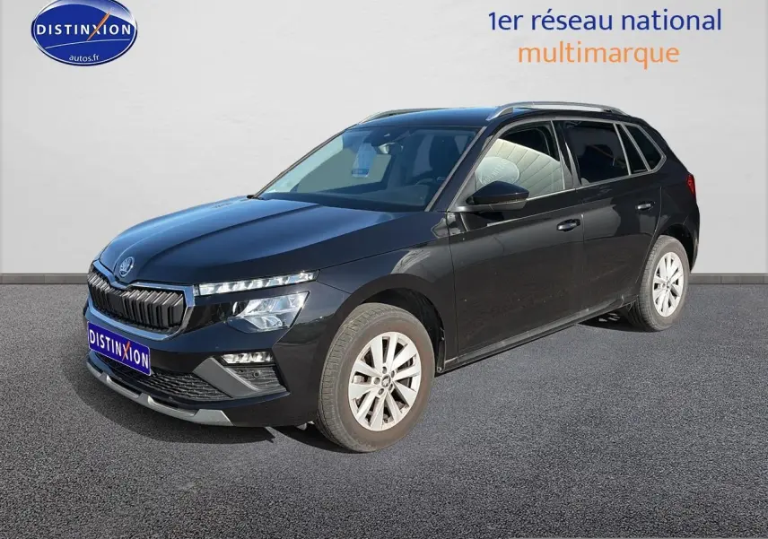 Vue 3/4 avant d'un Skoda Kamiq noir 2025 avec calandre chromée et jantes alu visibles.