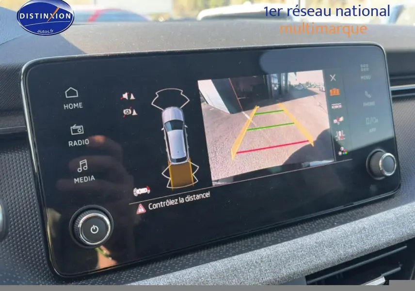 Écran tactile intérieur montrant la caméra de recul et l’aide au stationnement du Skoda Kamiq noir 2025.