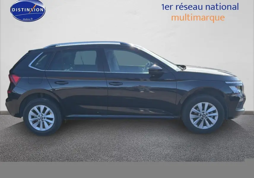 Profil droit d’un Skoda Kamiq noir 2025 avec jantes alu et barres de toit visibles sur fond neutre.