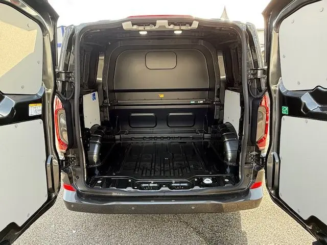 Vue arrière ouverte du Volkswagen Transporter T7 ProCab L1H1 Business 2026 en graphite dust, montrant l’espace de chargement vide.