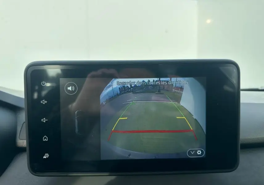 Écran tactile intérieur affichant la caméra de recul avec lignes de guidage colorées dans une Dacia Sandero Stepway.