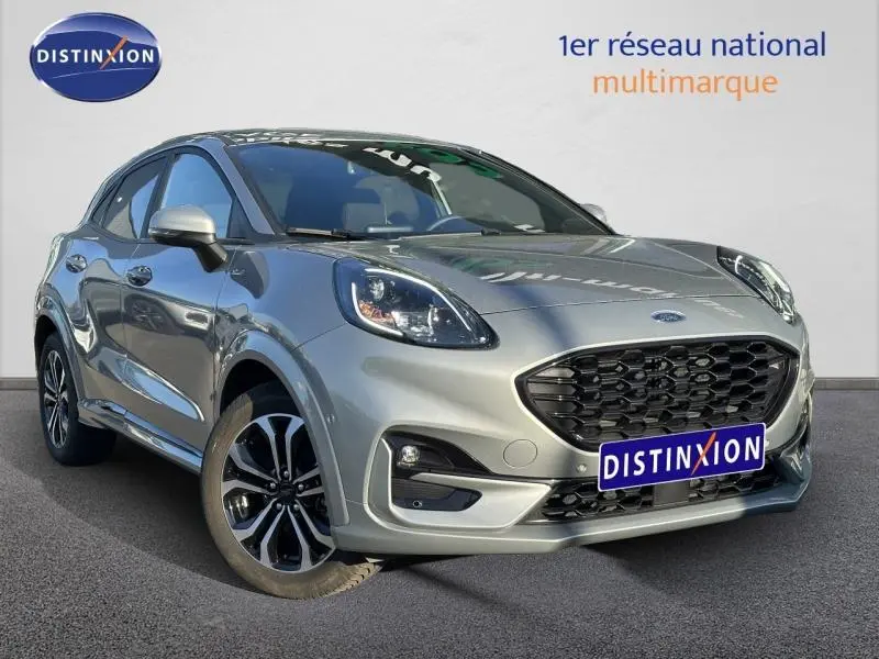 Vue 3/4 avant droit du Ford Puma 2024 gris Solar Métallisé avec calandre noire et jantes alliage distinctives.