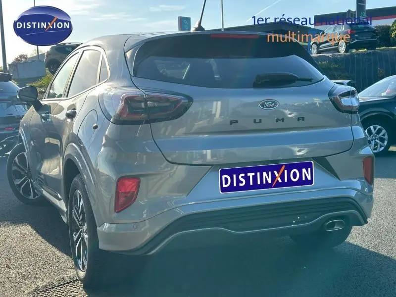 Vue 3/4 arrière droite du Ford Puma 2024 gris Solar Métallisé avec logo PUMA et feux arrière LED distinctifs.