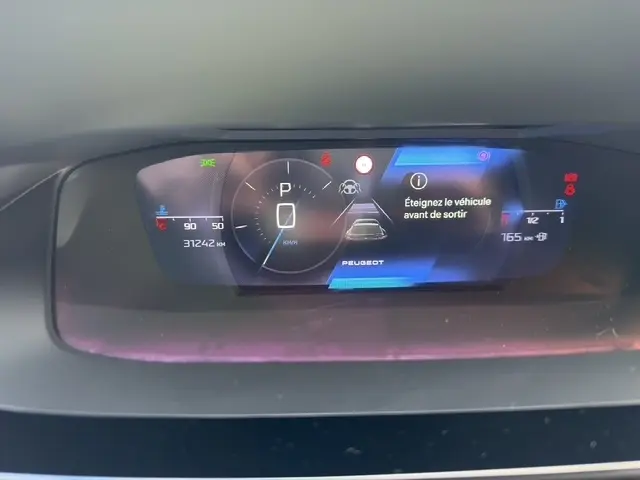 Affichage numérique du combiné d'instruments du Peugeot 408 Hybrid 145 e-DCS6 GT, avec indication de vitesse à 0 km/h et message d'alerte.