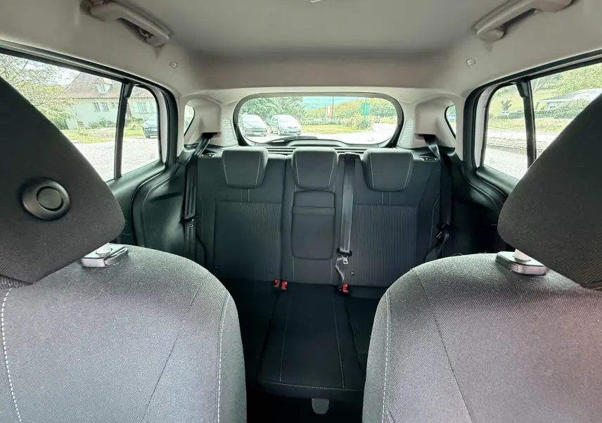 Vue intérieure arrière du Ford B-MAX 2014 montrant les sièges arrière en tissu gris noir et les appuie-têtes.
