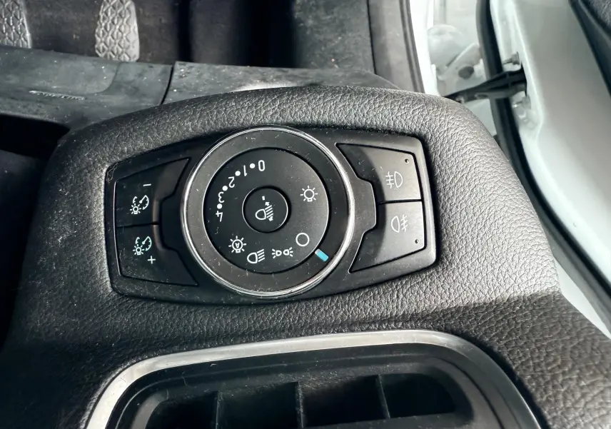 Gros plan sur le sélecteur d'éclairage noir dans l'habitacle côté gauche d'une Ford B-MAX blanche de 2014.