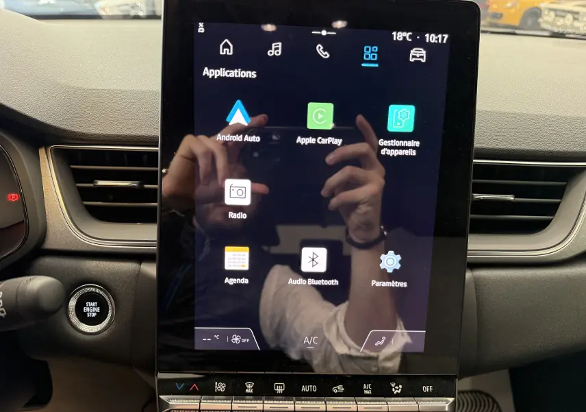 Écran tactile central du tableau de bord du Renault Captur 2025, affichant les applications connectées.