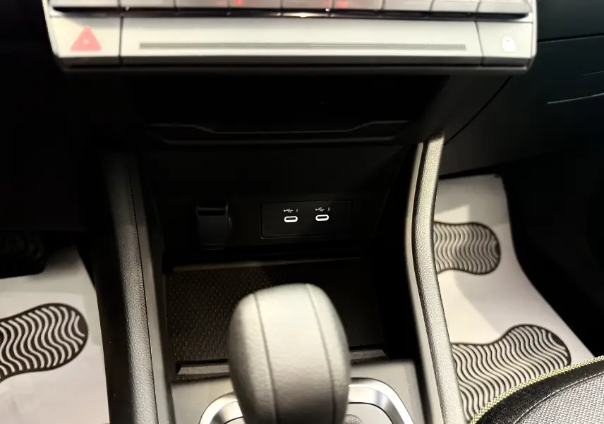 Gros plan sur la console centrale du Renault Captur 2025 montrant le levier de vitesse automatique et ports USB.