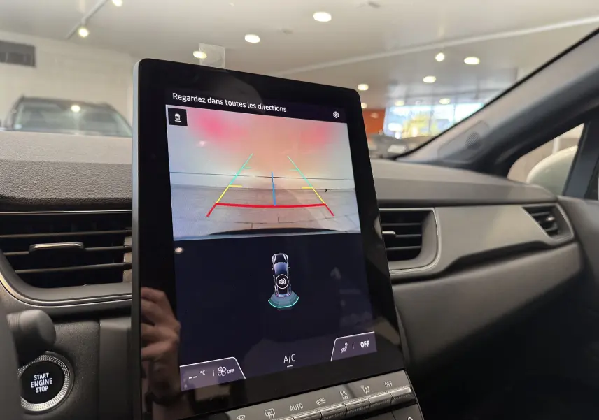 Écran tactile central montrant la caméra de recul dans l'habitacle d'un Renault Captur gris Cassiopée 2025.