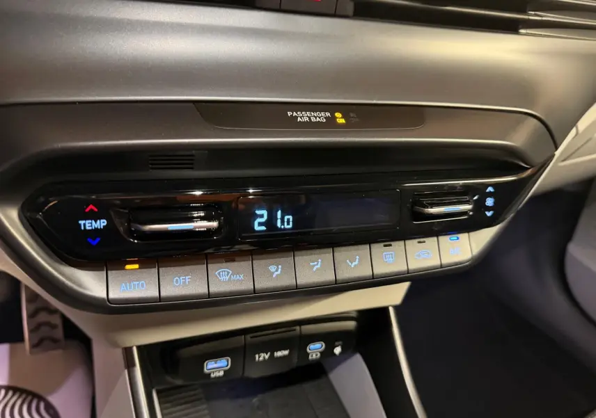 Panneau de climatisation numérique et commandes tactiles dans l'habitacle noir et gris clair d'une Hyundai Bayon 2025.