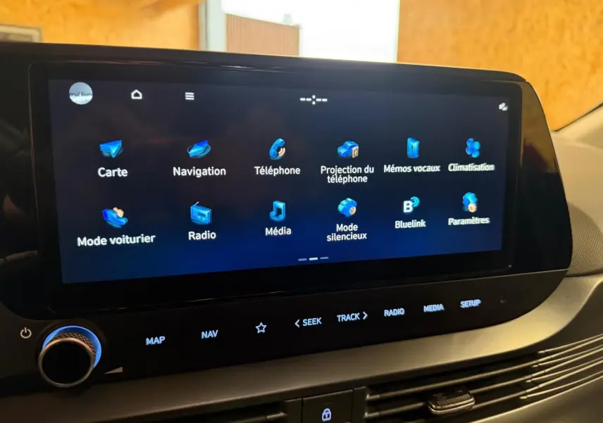 Écran tactile couleur 10,25'' du tableau de bord du Hyundai Bayon 2025 affichant les options multimédia et navigation.