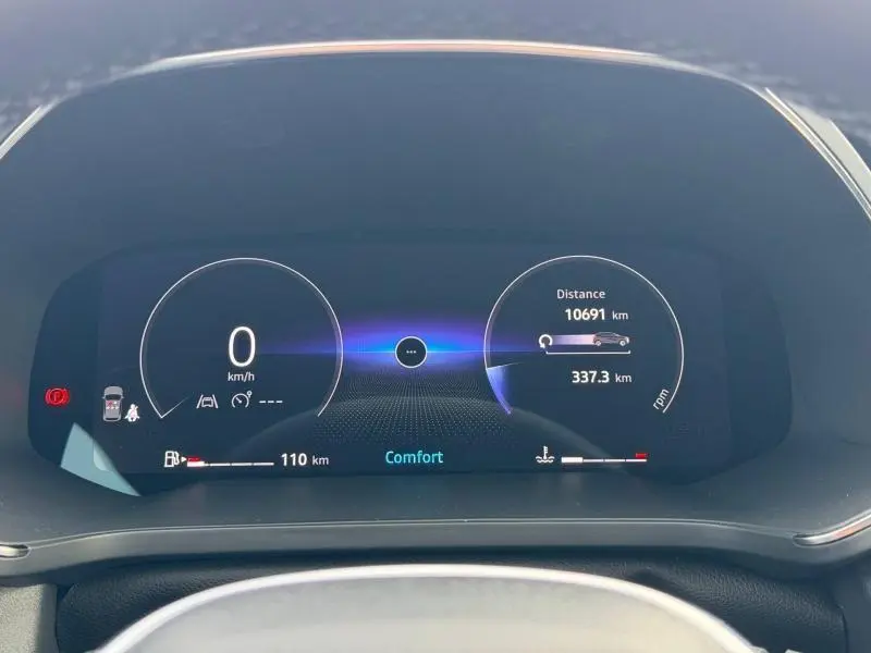 Tableau de bord numérique du Renault Captur 2025 affichant la vitesse, la distance et le mode de conduite Comfort.