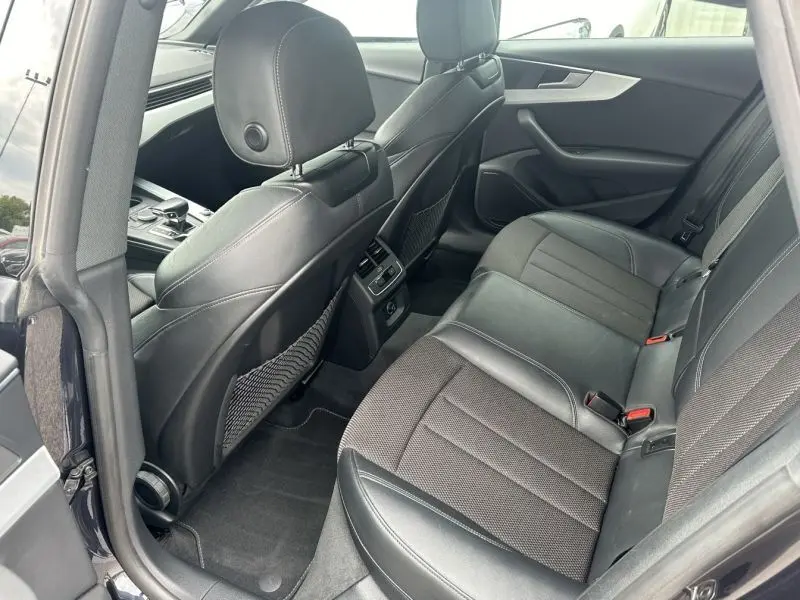 Vue intérieure arrière droite montrant les sièges en cuir noir et tissu de l'Audi A5 Sportback bleu lunaire 2018.