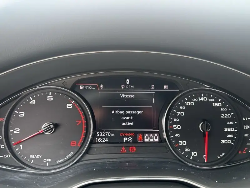 Tableau de bord numérique d'une Audi A5 Sportback 2018, affichant la vitesse et l'activation de l'airbag passager.