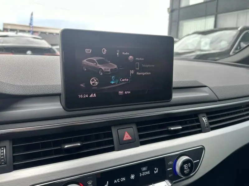 Écran central du tableau de bord d'une Audi A5 Sportback 2018 affichant le menu de navigation et multimédia.