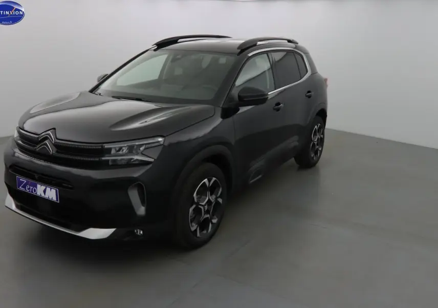 Citroën C5 Aircross noir métal en 3/4 avant droit avec jantes bi-ton et toit ouvrant visible.