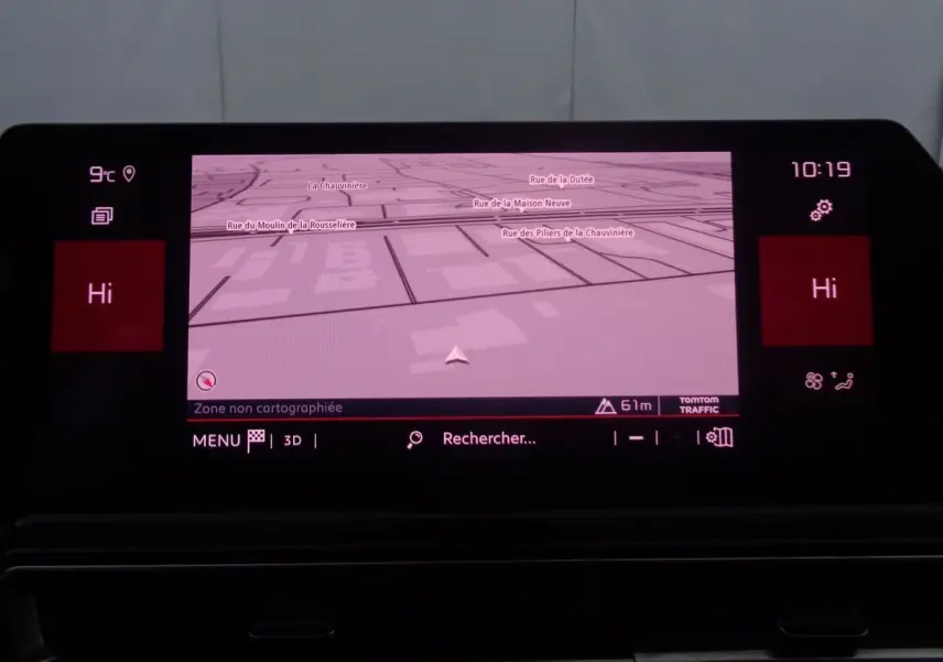 Écran central du système de navigation du Citroën C5 Aircross 2022 affichant une carte en 3D et les commandes climatisation.