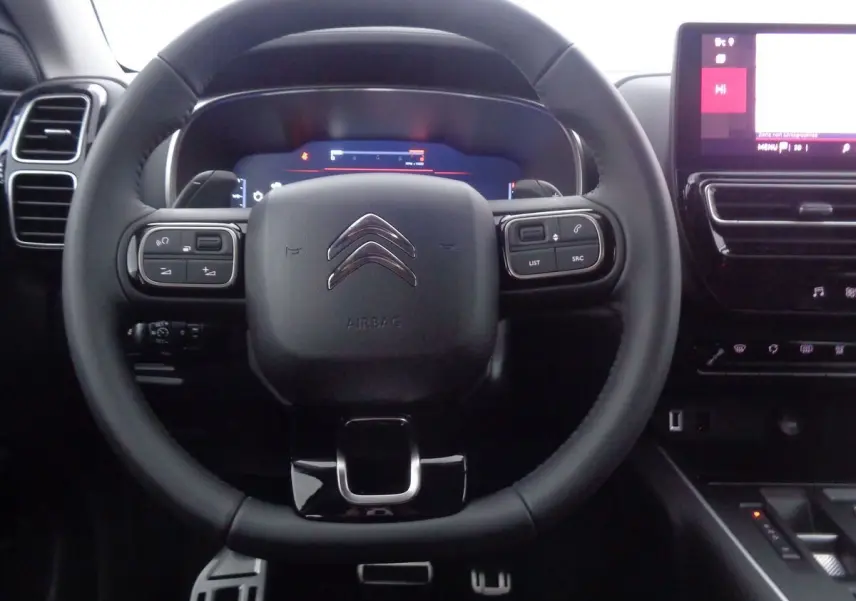 Vue rapprochée du volant cuir noir et du tableau de bord numérique du Citroën C5 Aircross 2022 finition Shine.