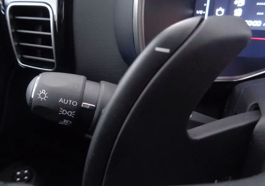 Gros plan sur la commande des phares automatique à gauche du volant du Citroën C5 Aircross noir métal 2022.