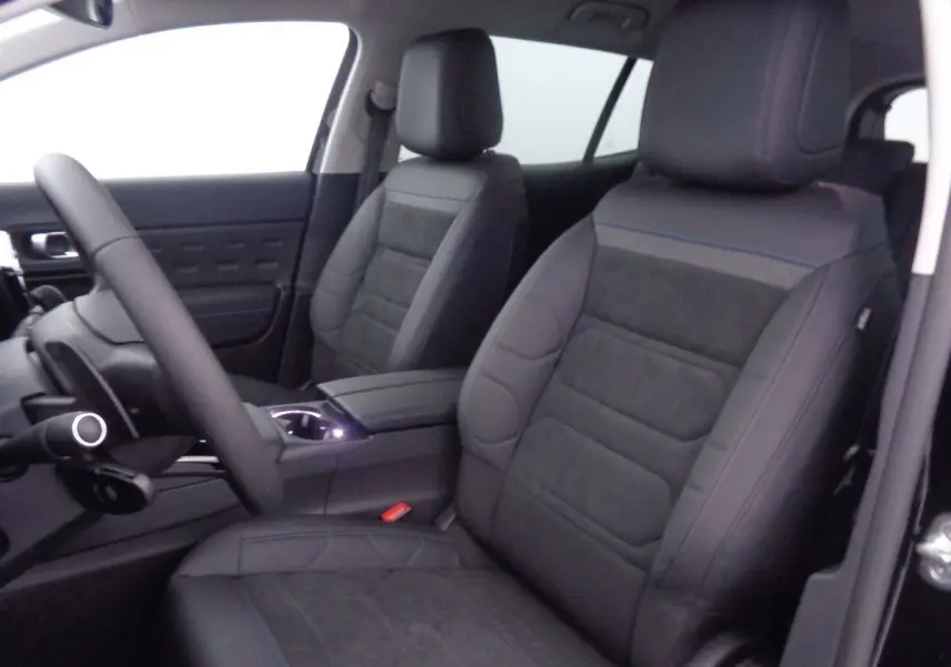 Intérieur du Citroën C5 Aircross 2022 en cuir noir, vue côté gauche sur les sièges avant et le volant.
