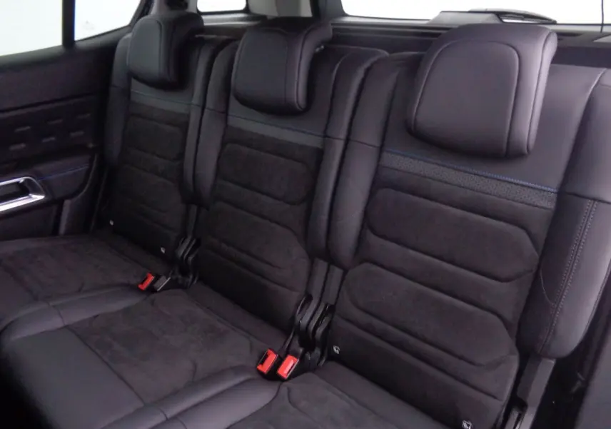 Vue intérieure arrière des sièges en cuir noir et alcantara du Citroën C5 Aircross Shine 2022.