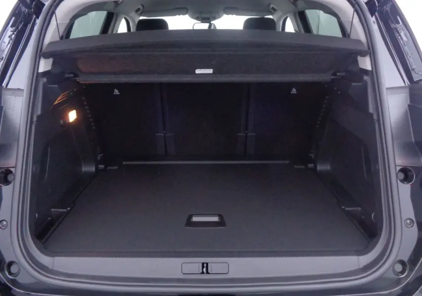 Coffre ouvert du Citroën C5 Aircross noir métal 2022, montrant un espace de chargement spacieux et bien fini.